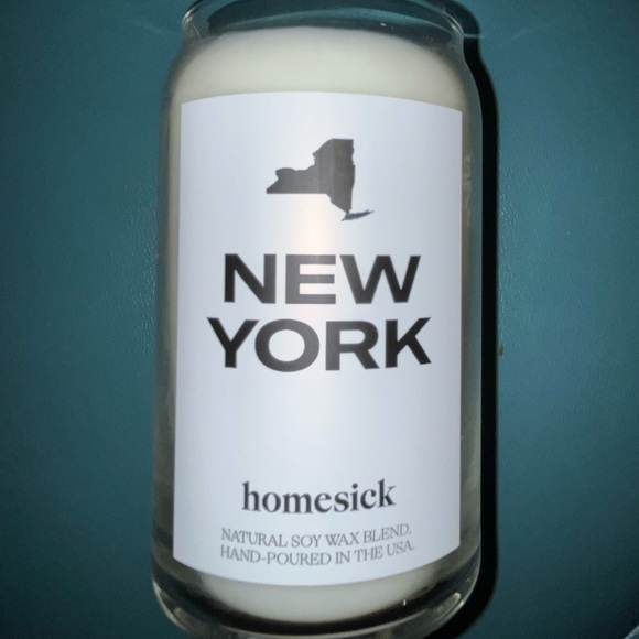 homesick Candle in New York scent. Natural Soy Wax Blend. - Picture 1 of 3